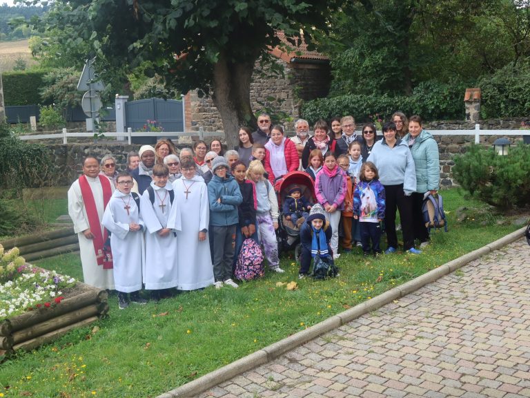 Le groupe à la sortie de la messe